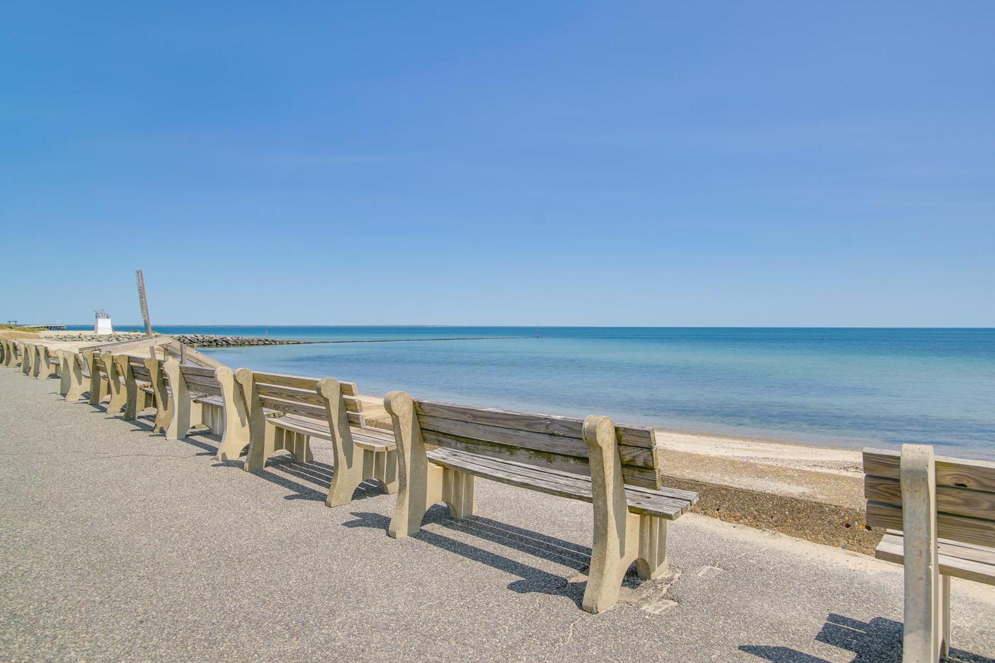 Breezy Oak Bluffs Condo - Steps To Inkwell Beach! Exterior photo