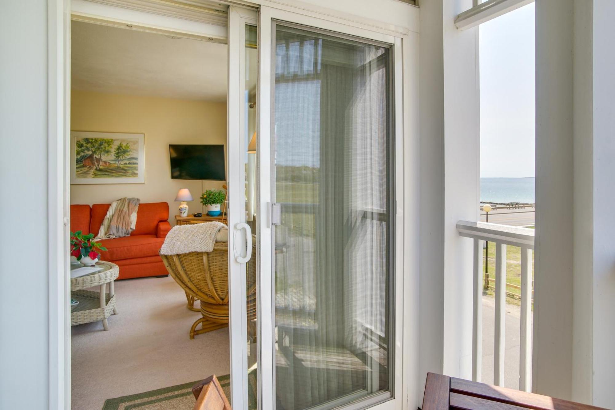Breezy Oak Bluffs Condo - Steps To Inkwell Beach! Exterior photo