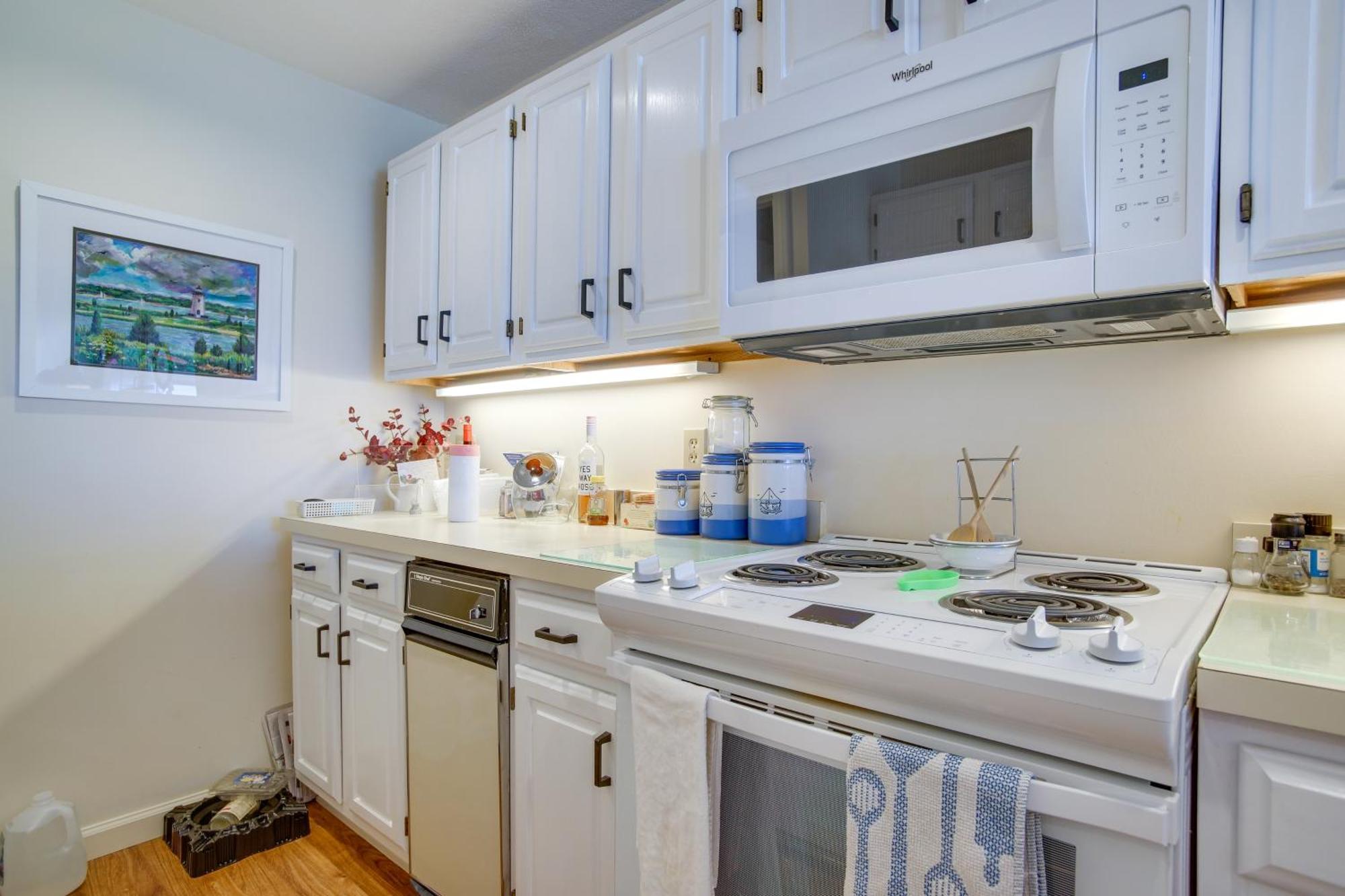 Breezy Oak Bluffs Condo - Steps To Inkwell Beach! Exterior photo