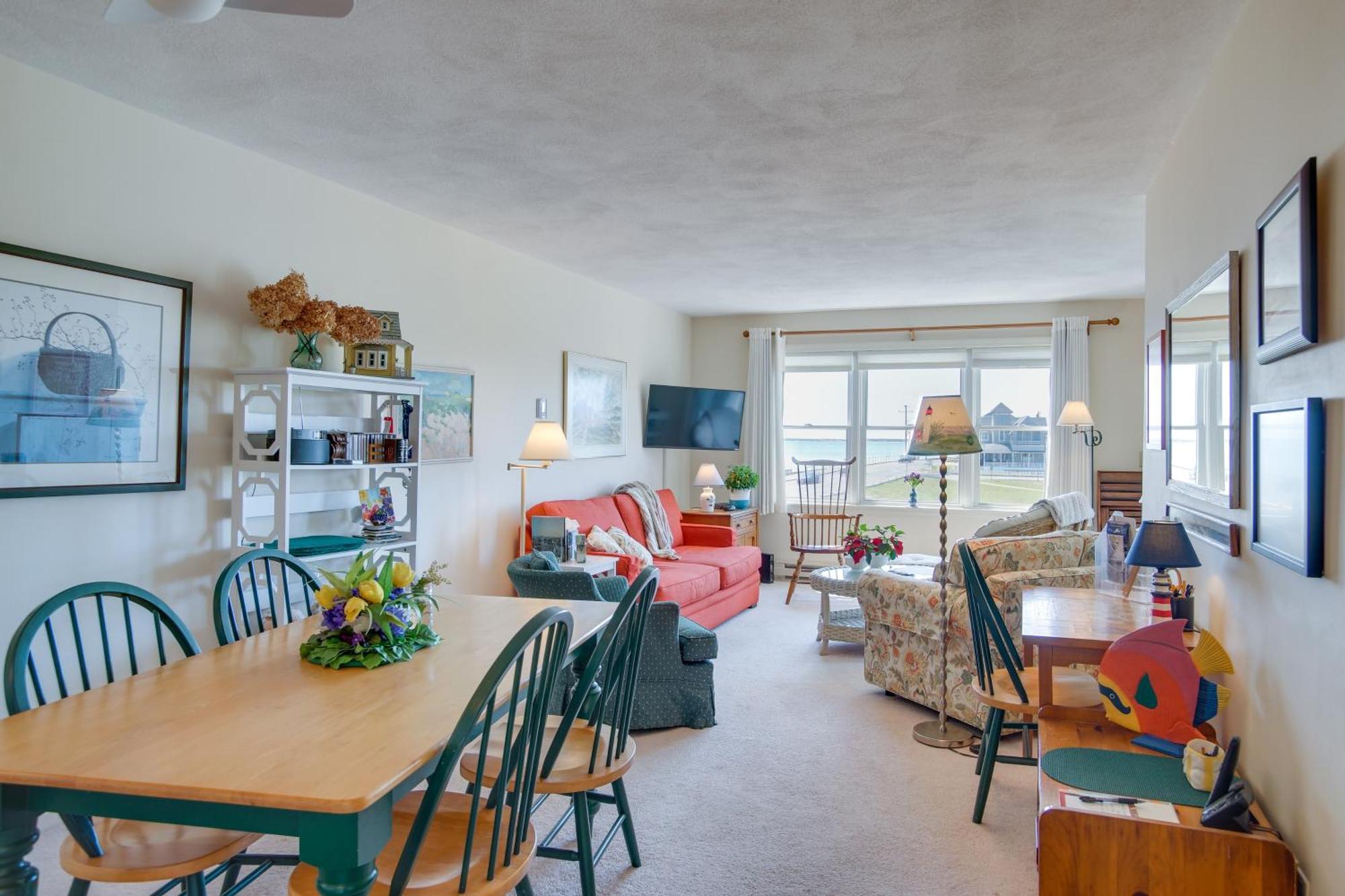 Breezy Oak Bluffs Condo - Steps To Inkwell Beach! Exterior photo