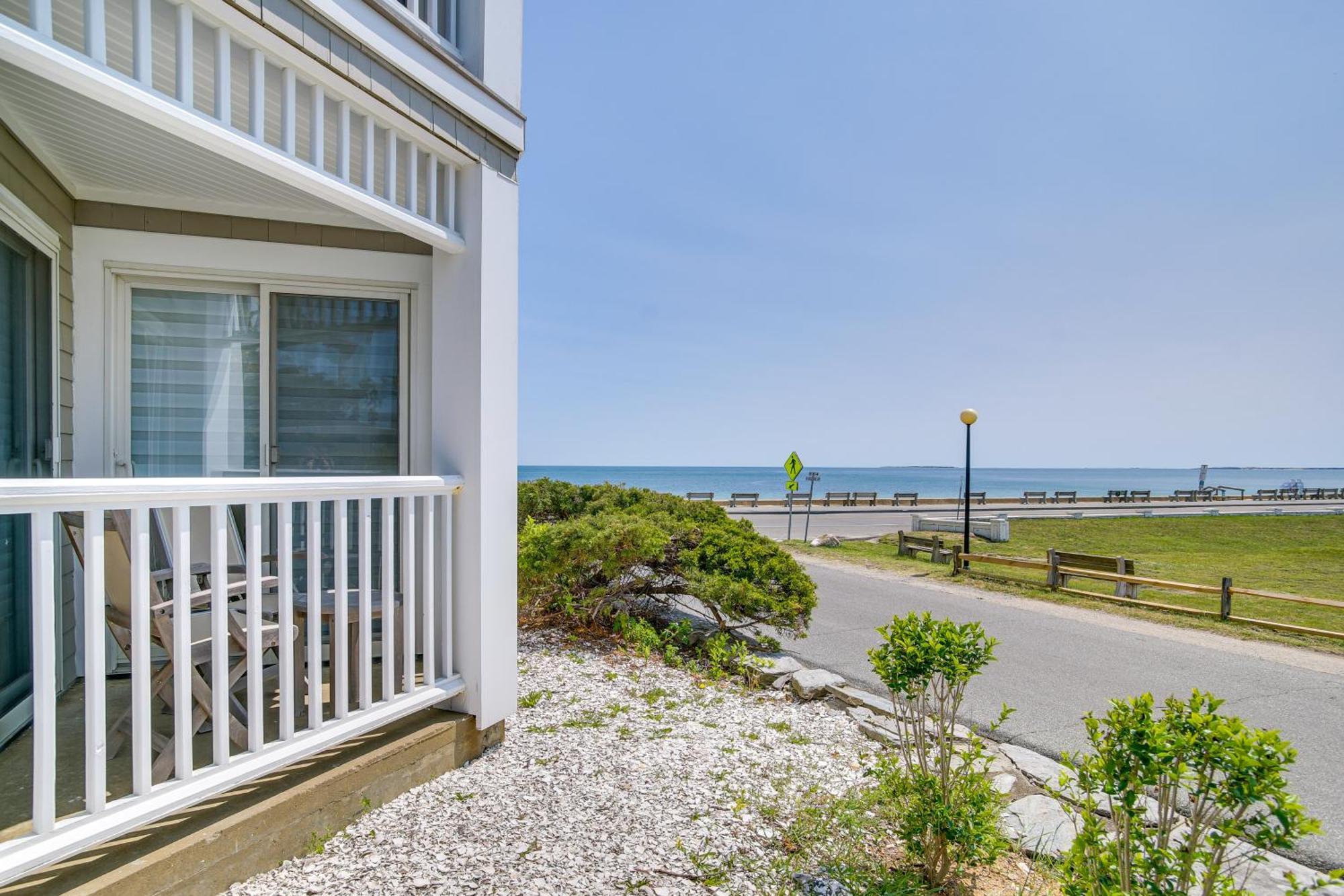Breezy Oak Bluffs Condo - Steps To Inkwell Beach! Exterior photo