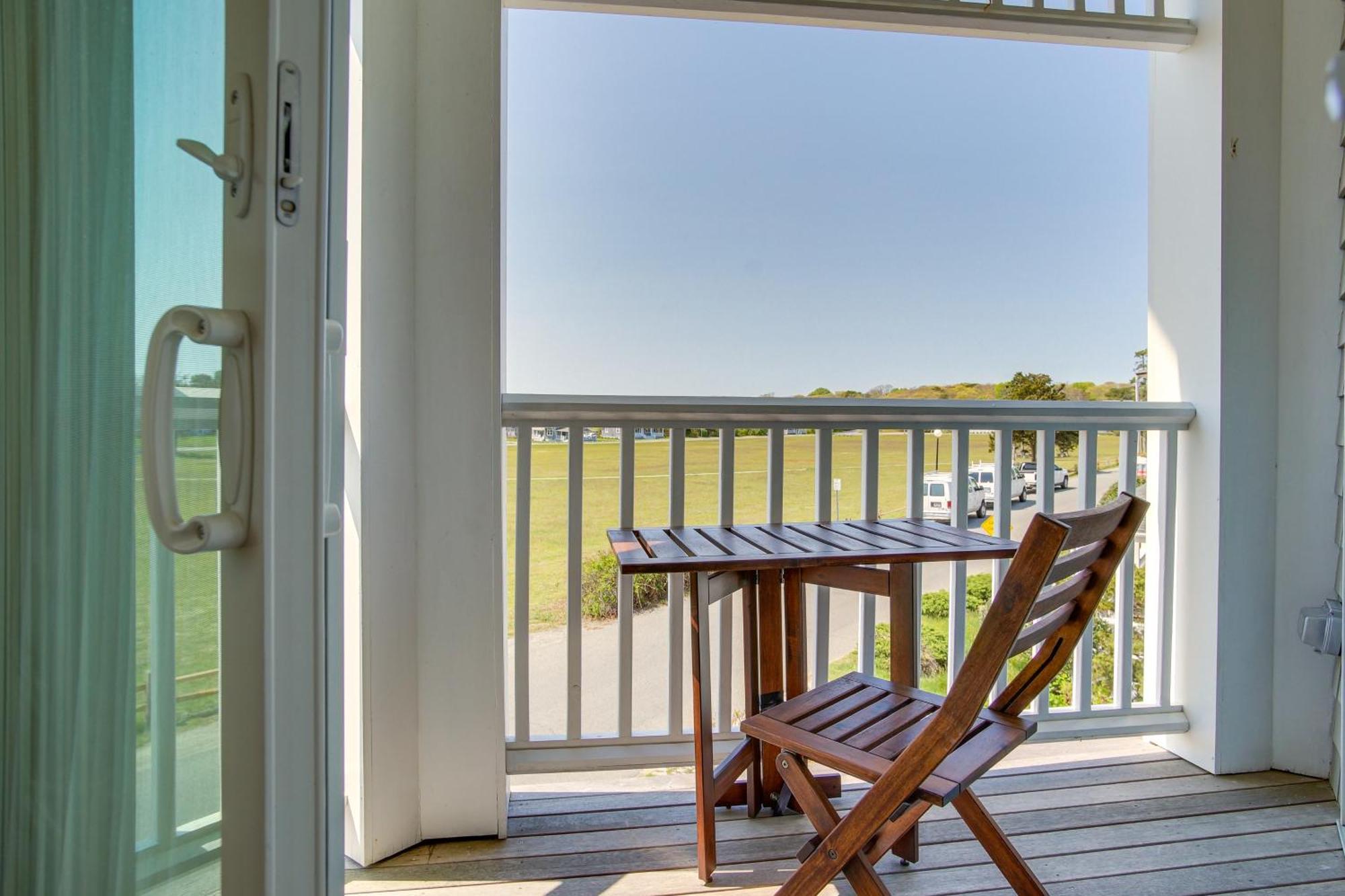 Breezy Oak Bluffs Condo - Steps To Inkwell Beach! Exterior photo
