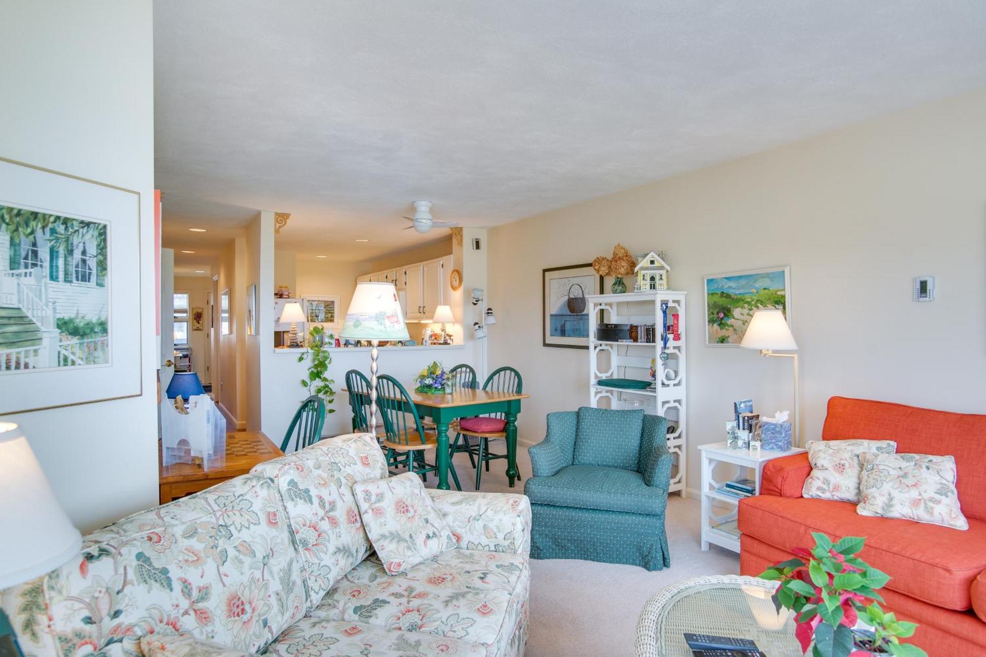 Breezy Oak Bluffs Condo - Steps To Inkwell Beach! Exterior photo